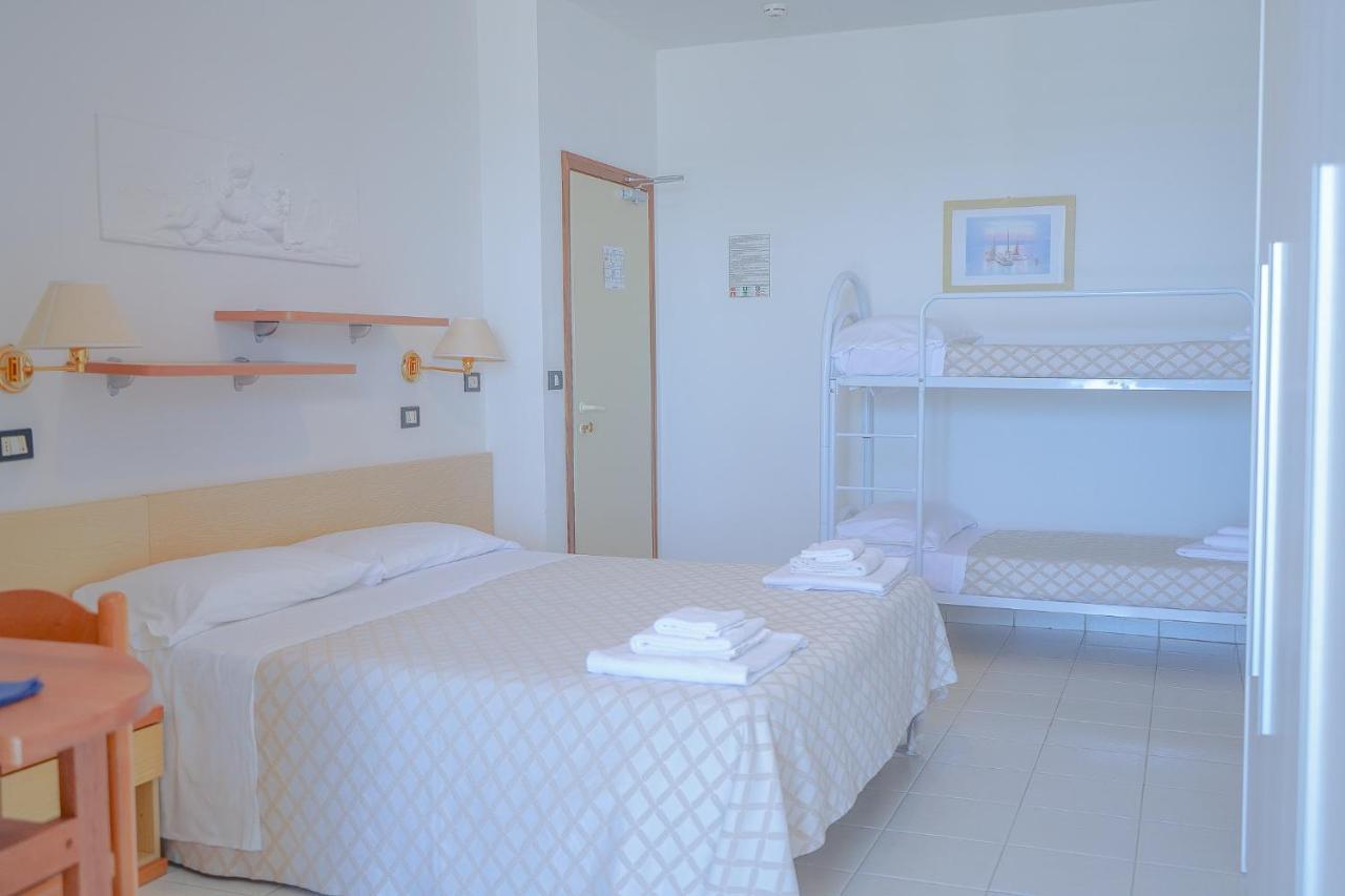 Hotel Continental Cattolica Bagian luar foto