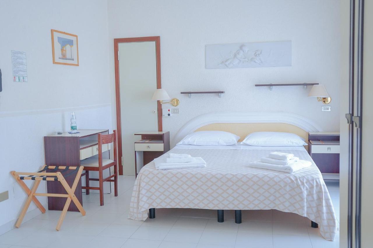 Hotel Continental Cattolica Bagian luar foto