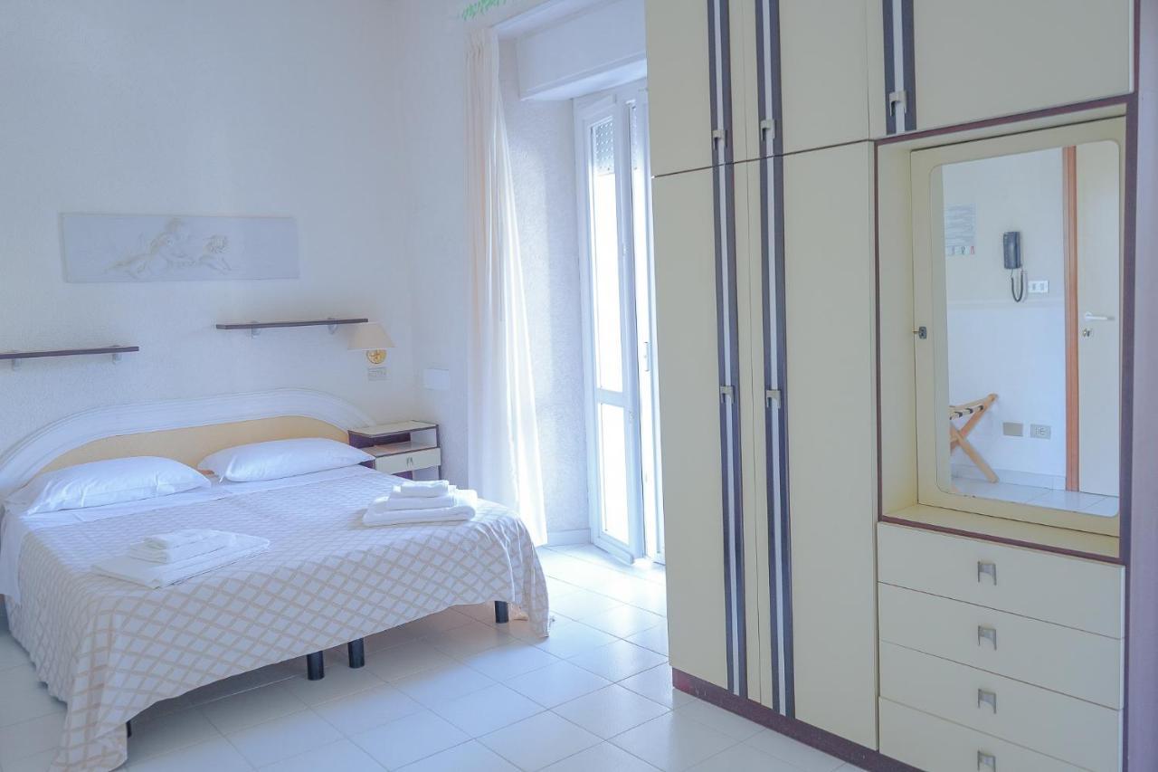Hotel Continental Cattolica Bagian luar foto