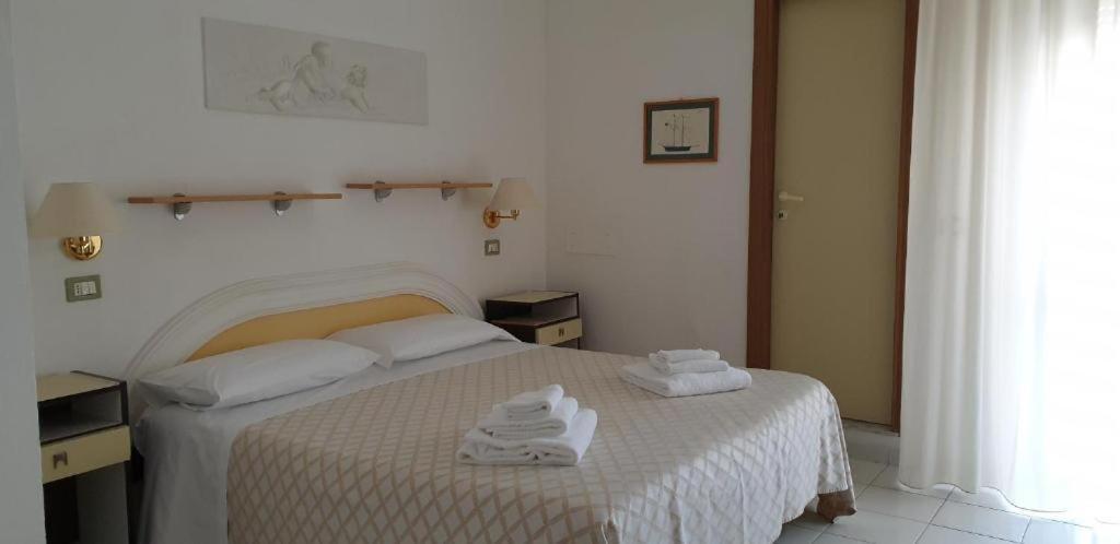 Hotel Continental Cattolica Bagian luar foto