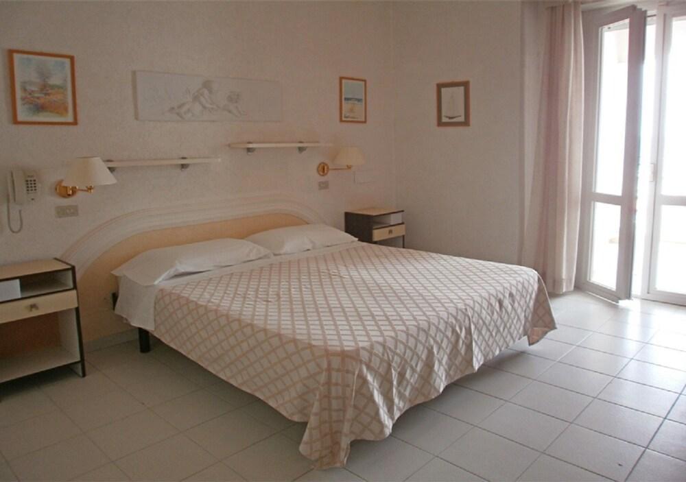 Hotel Continental Cattolica Bagian luar foto