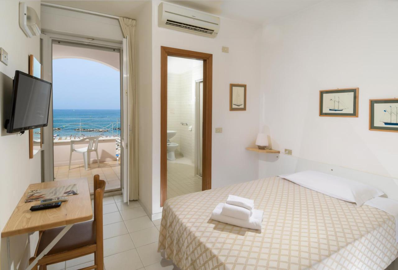 Hotel Continental Cattolica Bagian luar foto