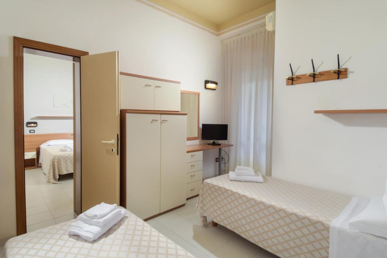 Hotel Continental Cattolica Bagian luar foto