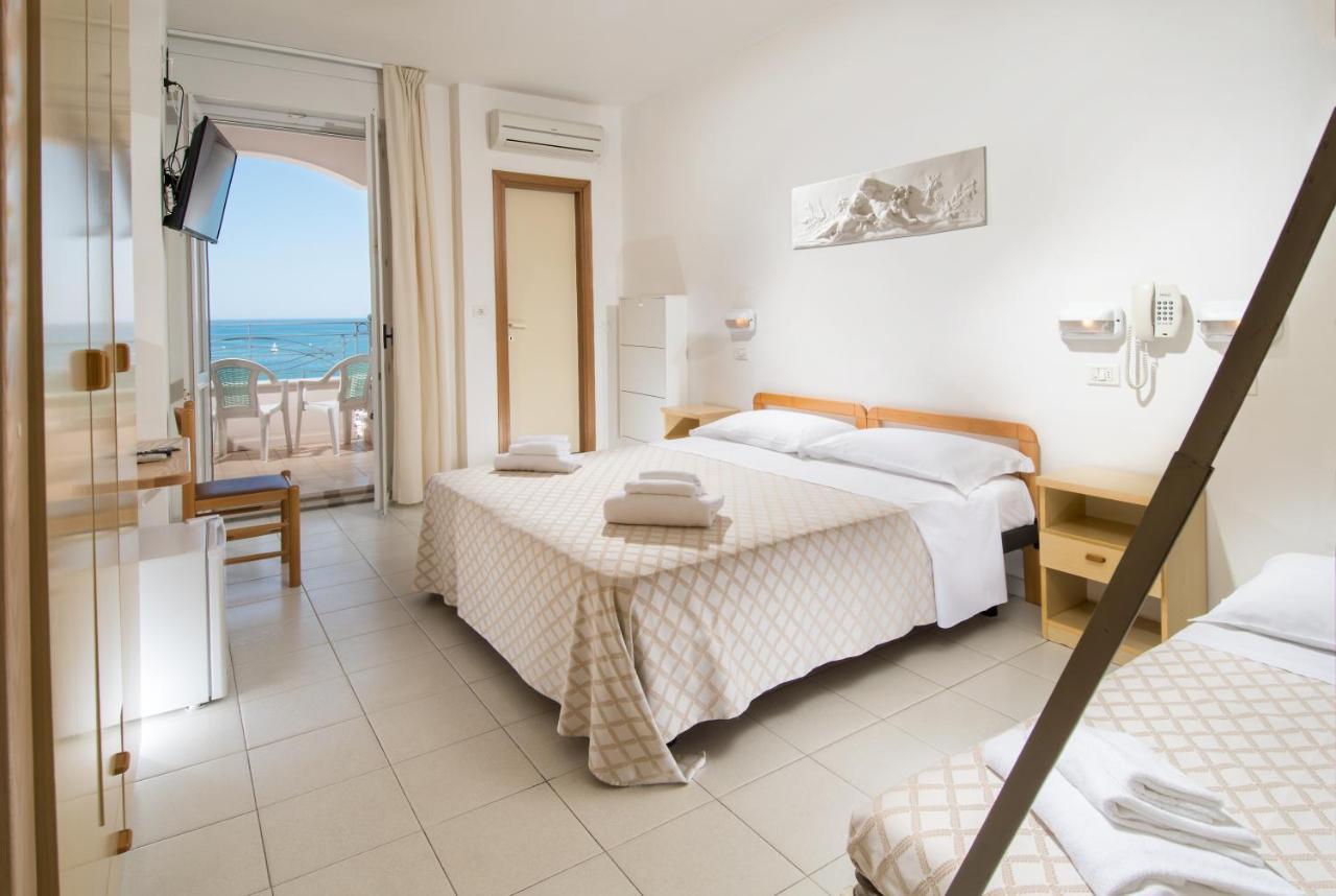 Hotel Continental Cattolica Bagian luar foto