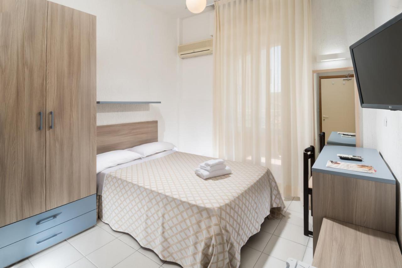 Hotel Continental Cattolica Bagian luar foto