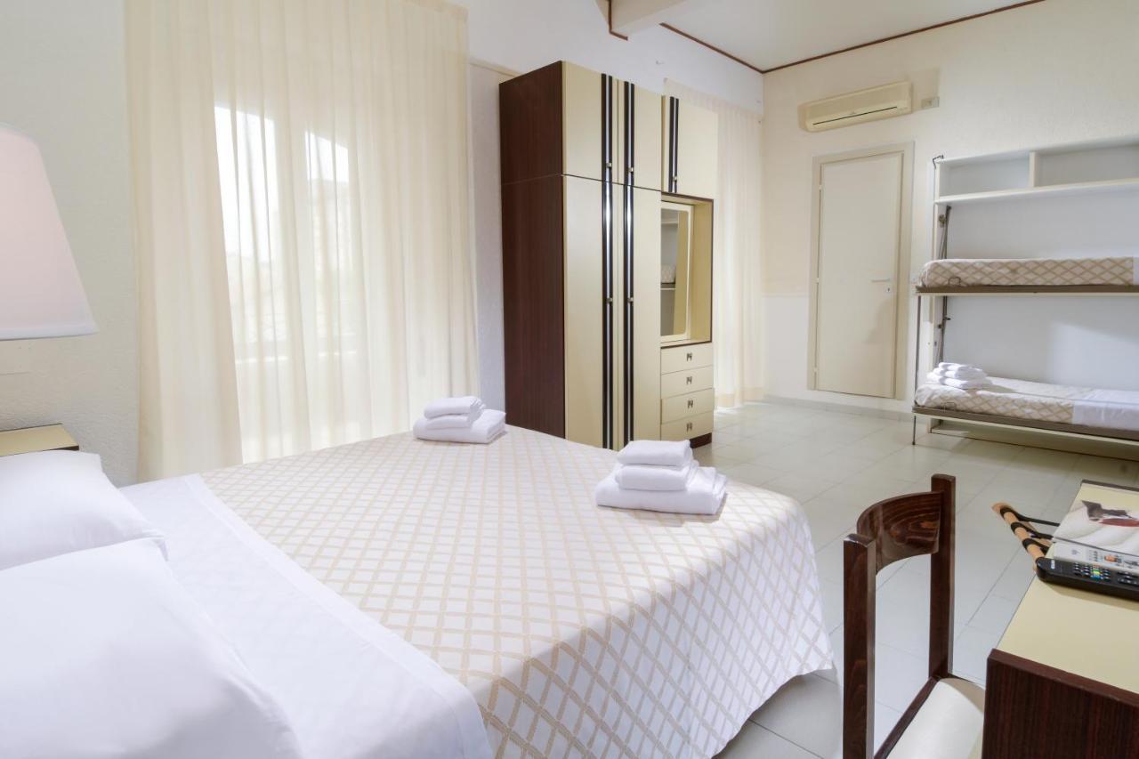 Hotel Continental Cattolica Bagian luar foto
