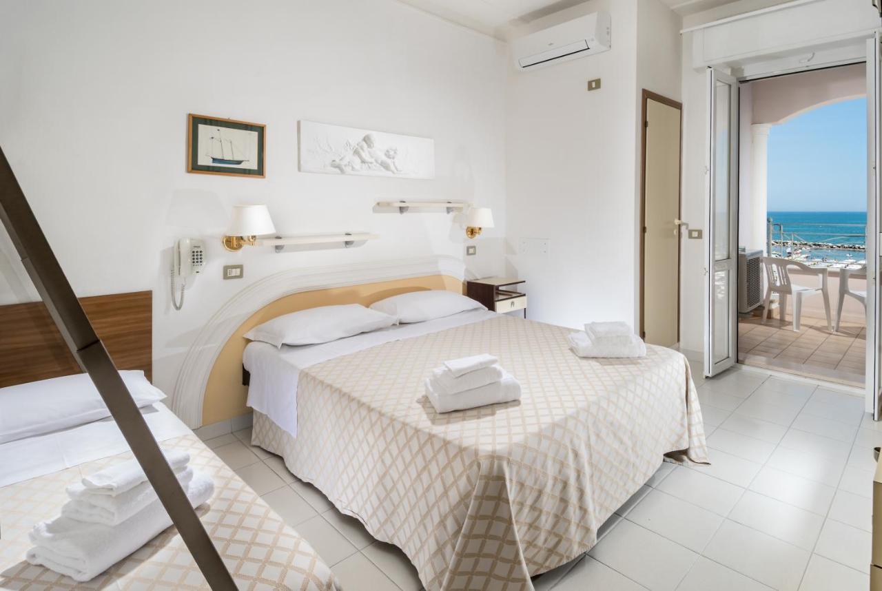 Hotel Continental Cattolica Bagian luar foto
