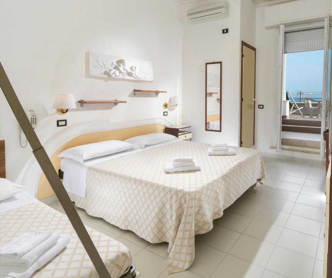 Hotel Continental Cattolica Bagian luar foto