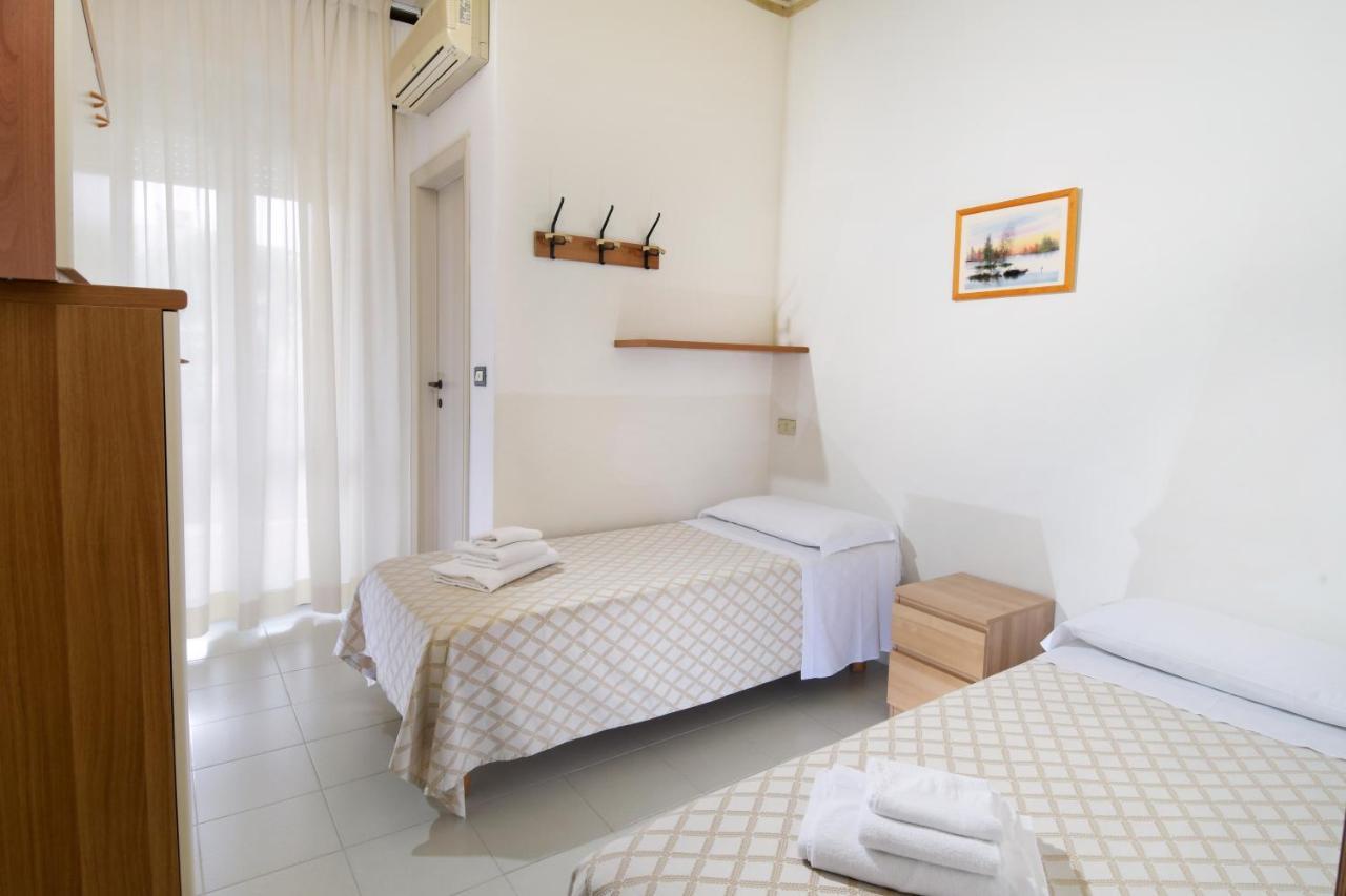 Hotel Continental Cattolica Bagian luar foto