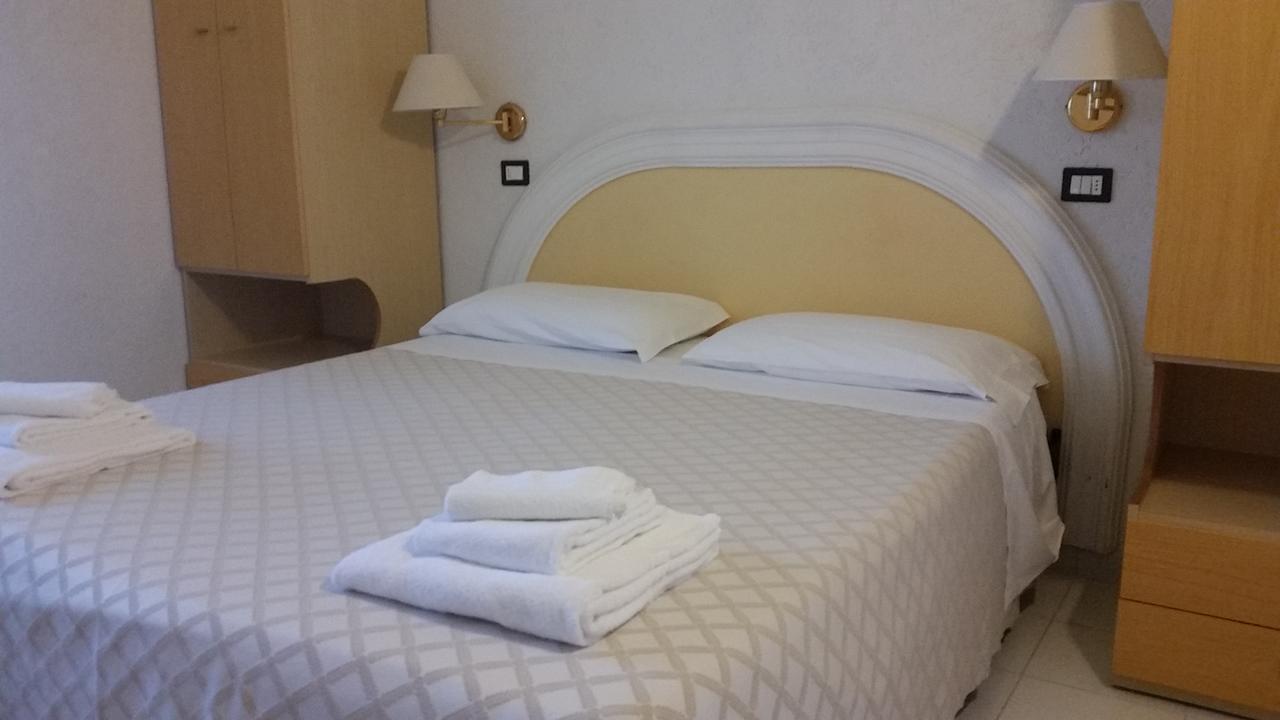 Hotel Continental Cattolica Bagian luar foto