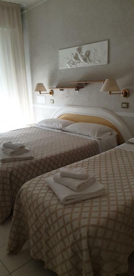 Hotel Continental Cattolica Bagian luar foto
